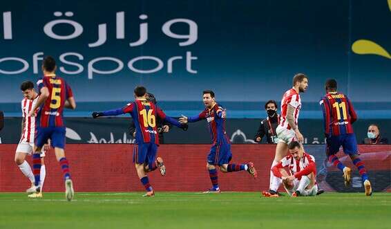 ברצלונה חוגגת את שער היתרון // צילום: רויטרס